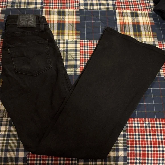 Classic Black Levi Women's Jeans with FLARE - Picture 4 of 6
